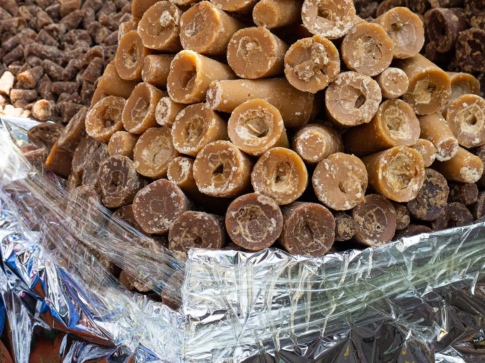 Jaggery blocks, powder and palm jaggery for export from India: Mandya, Belagavi and Thoothukudi